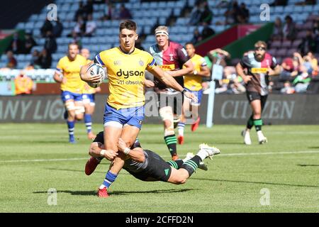 Twickenham, Royaume-Uni. Le 05septembre 2020. CAM Redpath of Bath Rugby est attaqué par BRETT HERRON de Harlequins lors du match de rugby Gallagher Premiership entre Harlequins et Bath Rugby à Twickenham Stoop, Twickenham, Angleterre, le 5 septembre 2020. Photo de Ken Sparks. Utilisation éditoriale uniquement, licence requise pour une utilisation commerciale. Aucune utilisation dans les Paris, les jeux ou les publications d'un seul club/ligue/joueur. Crédit : UK Sports pics Ltd/Alay Live News Banque D'Images