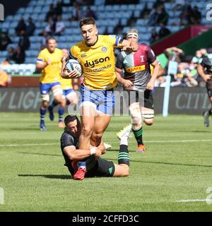 Twickenham, Royaume-Uni. Le 05septembre 2020. CAM Redpath of Bath Rugby est attaqué par BRETT HERRON de Harlequins lors du match de rugby Gallagher Premiership entre Harlequins et Bath Rugby à Twickenham Stoop, Twickenham, Angleterre, le 5 septembre 2020. Photo de Ken Sparks. Utilisation éditoriale uniquement, licence requise pour une utilisation commerciale. Aucune utilisation dans les Paris, les jeux ou les publications d'un seul club/ligue/joueur. Crédit : UK Sports pics Ltd/Alay Live News Banque D'Images