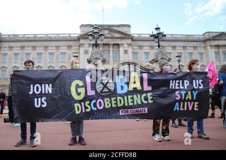 Buckingham Palace, Londres, Royaume-Uni 5 septembre 2020 extinction les militants rebelles à l'extérieur de Buckingham Palace à Londres tiennent une discothèque dansant en signe de protestation. Les manifestants tiennent une bannière indiquant la Discobedience mondiale Banque D'Images