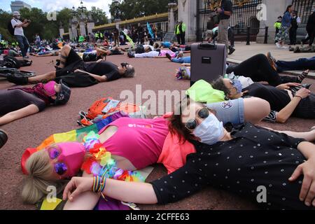 Extinction les militants rebelles à l'extérieur de Buckingham Palace à Londres tiennent une danse de discobedience suivie d'un 'Die In', le 5 septembre 2020. Banque D'Images