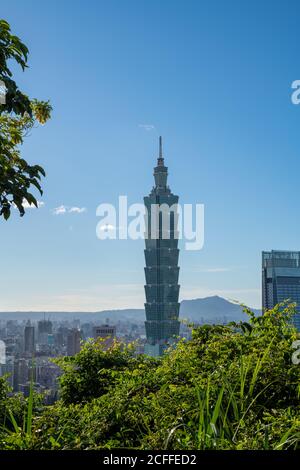 Taipei, Taïwan - 21 août 2020 : vue d'ensemble de la tour de Taipei 101, paysage urbain, prise de Xiangshan, montagne d'éléphants. Banque D'Images