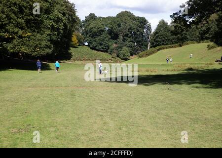 Sevenoaks, Kent, UK5 septembre 2020, des gens qui font leur exercice quotidien sous le soleil glorieux de la Knole, Sevenoaks. Les gens marchent souvent à travers le parc en espérant voir des troupeaux de sika sauvage et de cerf de jachère qui y vivent. C'est un endroit idéal pour marcher, courir ou pique-niquer en se rappelant de suivre les règles de distanciation sociale.Credit: Keith Larby/Alamy Live News Banque D'Images