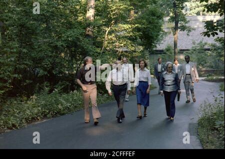 Jimmy carter Menahem Begin Rosalynn carter et Mme Begin promenez-vous dans le Camp David. CA. 7 septembre 1978 Banque D'Images