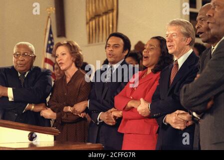 Jimmy carter et Rosalynn carter chantent avec Coretta Scott King Andrew Young, sœur de Martin Luther King, et avec d'autres leaders des droits civils lors d'une visite à l'église baptiste Ebenezer à Atlanta, Californie. 14 janvier 1979 Banque D'Images