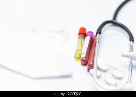 Divers équipements médicaux avec sang et vaccin Covid 19 isolé sur fond blanc Banque D'Images