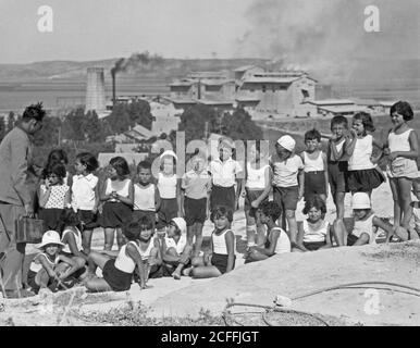 Histoire du Moyen-Orient - activités sionistes autour de Haïfa. Les écoliers d'Haïfa sur la pente du Carmel en arrière-plan la Nesher [Cement Works] Banque D'Images