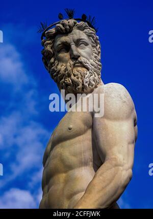 Neptune, Dieu romain de la mer. Statue en marbre de la fin du XVIe siècle de notre ère sur la Piazza della Signoria, Florence, Toscane, Italie, sculptée pour célébrer les victoires navales de la famille Médicis au pouvoir en Toscane : le visage de la statue de Neptune ressemblerait au visage de Cosme Ier de Médicis. La statue se dresse sur la Fontana di Nettuno (fontaine de Neptune), sculptée entre 1563 et 1575 par l'architecte et sculpteur italien Bartolomeo Ammannati et le sculpteur flamand Giambologna. Banque D'Images