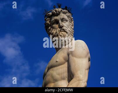 Neptune, Dieu romain de la mer. Statue en marbre de la fin du XVIe siècle sur la Piazza della Signoria, Florence, Toscane, Italie. Cette statue de la Renaissance tardive ou maniériste, célébrant les victoires navales de la famille Médicis régnante de Toscane, se dresse sur la Fontana di Nettuno (Fontaine de Neptune), sculptée entre 1563 et 1575 par l’architecte et sculpteur italien Bartolomeo Ammannati et le sculpteur flamand connu sous le nom de Giambologna. Banque D'Images