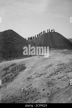 Histoire du Moyen-Orient - fouilles. Ain Shems (Beth Shemesh) sur la plaine de Sharon. Beth Shemesh excavations. Les vidages. Ligne de panier femmes silhoueté à l'horizon Banque D'Images