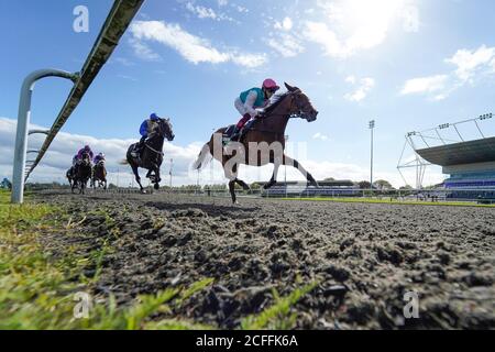 Enable, monté par Frankie Dettori, remporte les piquets Unibet de septembre à l'hippodrome de Kempton Park. Banque D'Images