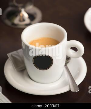 gros plan tasse de café chaud fraîchement préparé, sur la table en bois, à l'intérieur du café et espace libre pour la décoration. Banque D'Images