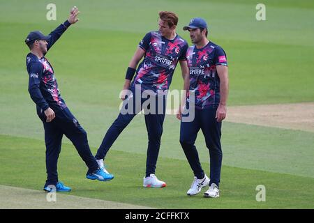 Londres, Royaume-Uni. Le 05septembre 2020. LONDRES, ANGLETERRE. 05 2020 SEPTEMBRE : Fred Klaassen, de Kent, célèbre la prise de la porte de Simon Harmer, d'Essex, lors du match Vitalial Blast T20 entre Essex Eagles et Kent Spitfires, au Kia Oval, Kennington, Londres, Angleterre. Le 5 septembre 2020. (Photo de Mitchell Gunn/ESPA-Images) Credit: European Sports photo Agency/Alay Live News Banque D'Images