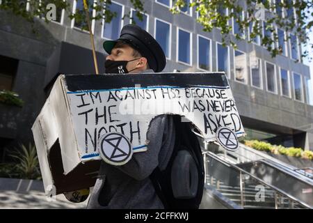 Londres, Royaume-Uni. 4 septembre 2020. Des militants de la rébellion HS2, un groupe de campagne parapluie composé de militants de longue date contre la liaison ferroviaire à grande vitesse HS2 ainsi que des militants de la rébellion d'extinction, défilent devant les bureaux de HS2 avec le Boris The Bank Engine fait à la main pour un rassemblement de protestation sur la place du Parlement. Le rassemblement, et une manifestation ultérieure au ministère des Transports au cours de laquelle les activistes se sont collés aux portes et au pavé extérieur et ont pulvérisé du sang factice autour de l'entrée, ont coïncidé avec l'annonce par HS2 Ltd que la construction de la très controversée SPE 106 milliards de livres sterling Banque D'Images