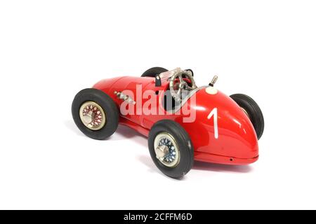 Une voiture de course Vintage Classic Toy Tin sur fond blanc Banque D'Images