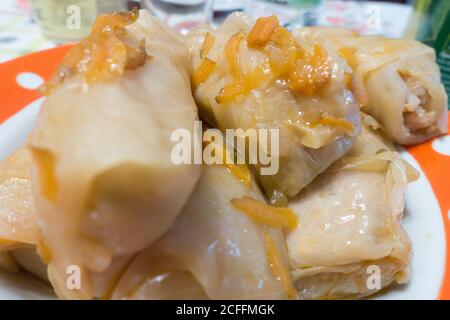 des petits pains de chou frais faits maison et de la sauce se trouvent sur une assiette Banque D'Images