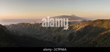 Vue panoramique sur une grande chaîne de montagnes et sur la mer à la lumière du matin, en Espagne Banque D'Images