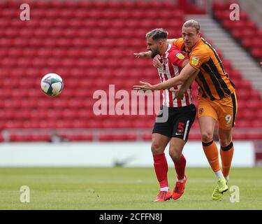 SUNDERLAND, ANGLETERRE. 5 SEPTEMBRE Tom Eaves de Hull City combat pour possession avec Bailey Wright de Sunderland pendant le match de la coupe Carabao entre Sunderland et Hull City au stade de Light, Sunderland. (Crédit : Mark Fletcher | INFORMATIONS MI) Banque D'Images