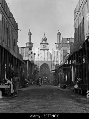 Histoire du Moyen-Orient - Irak. Curbela. Deuxième ville sainte des musulmans chiites [c'est-à-dire Musulmans]. Scène de rue près de l'entrée principale de la mosquée Banque D'Images