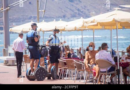 Las Palmas, Grande Canarie, Îles Canaries, Espagne. 5 septembre 2020. Une patrouille de police applique des lois sur le masque facial dans les cafés de la plage, les habitants et les touristes impairs se refroidissent lors d'une journée bien chaude sur la plage de la ville de Las Palmas. Les ressortissants britanniques et allemands devant se mettre en quarantaine à leur retour d'Espagne, le nombre de touristes a chuté. Les îles Canaries voient une augmentation des cas de Covid avec un nombre record de cas quotidiens enregistrés dans les îles Canaries hier, 381. Les statistiques d'août pour les îles Canaries étaient de 4,469 nouveaux cas (moyenne de 144 cas par jour), avec 70% de ceux sur la Grande Canarie, avec Las Pa Banque D'Images