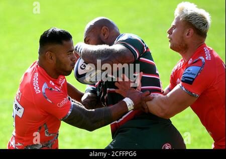 Nemani Nadolo (au centre) de Leicester Tigers est attaqué par Manu Tuilagi (à gauche) de sale Sharks lors du match Gallagher Premiership à Welford Road, Leicester. Banque D'Images