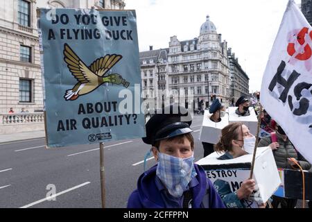 Des manifestants prennent part à une manifestation contre la ligne de train à grande vitesse HS2 lors de la manifestation de la rébellion d'extinction le 4 septembre 2020 à Londres, au Royaume-Uni. Après les vacances d'été, le groupe d'action sur le climat a organisé deux semaines d'événements, de manifestations et de perturbations dans la capitale. Extinction la rébellion est un groupe de changement climatique créé en 2018 et a gagné une énorme suite de personnes engagées dans des manifestations pacifiques. Ces manifestations soulignent que le gouvernement ne fait pas assez pour éviter un changement climatique catastrophique et pour exiger que le gouvernement prenne des mesures radicales Banque D'Images