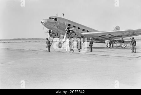 Légende originale: L'avion arrive [au port aérien de Lydda] - lieu: Israël--Lod ca. 1934-1939 Banque D'Images