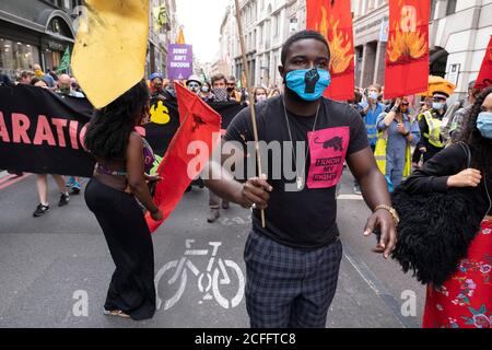 Marche pour réparation à la promenade de la honte perturbante chase à travers la City de Londres par le groupe environnemental extinction Rebellion le 4 septembre 2020 à Londres, Royaume-Uni. La marche a visité divers endroits dans le quartier financier, pour protester contre les entreprises et les institutions ayant des liens historiques avec le commerce des esclaves, ou qui financent ou assurent des projets qui sont considérés comme écologiquement peu sains. Le message du groupe est que «les excuses et les tentatives symboliques à la diversité ne suffisent pas à tenir compte de cet héritage et de la réalité actuelle. Notre demande est réparation et justice réparatrice pour ceux-ci Banque D'Images