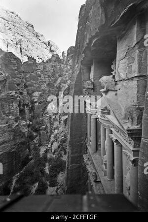 Légende originale: Petra - el-Kazne [i.e. el-Khazne] - lieu: Petra Jordan ca. 1898-1946 Banque D'Images