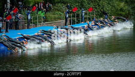 Hambourg, Allemagne. Le 05septembre 2020. Triathlon : série mondiale de triathlon/Championnat du monde de l'UIT. Le domaine de l'élite masculine commence dans le Stadtparksee Credit: Axel Heimken/dpa/Alay Live News Banque D'Images