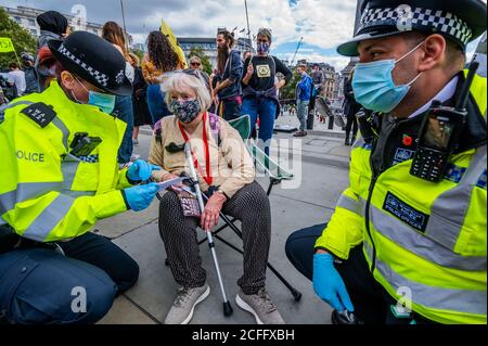 Londres, Royaume-Uni. Le 05septembre 2020. La police se déplace rapidement à l'intérieur, attrouillant les règles des « rassemblements » de covis et une demande du Conseil de Westminster, pour dire que la réunion est dangereuse et si les gens ne se déplacent pas, ils seront condamnés à une amende puis arrêtés - Assemblée des citoyens de la rébellion d'extinction à Trafalgar Square. Le « verrouillage » facilité se poursuit pour l'épidémie de coronavirus (Covid 19) à Londres. Crédit : Guy Bell/Alay Live News Banque D'Images