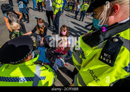 Londres, Royaume-Uni. Le 05septembre 2020. La police se déplace rapidement à l'intérieur, attrouillant les règles des « rassemblements » de covis et une demande du Conseil de Westminster, pour dire que la réunion est dangereuse et si les gens ne se déplacent pas, ils seront condamnés à une amende puis arrêtés - Assemblée des citoyens de la rébellion d'extinction à Trafalgar Square. Le « verrouillage » facilité se poursuit pour l'épidémie de coronavirus (Covid 19) à Londres. Crédit : Guy Bell/Alay Live News Banque D'Images