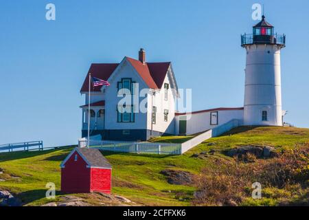 Cape Neddick Lighthouse, également connu sous le nom de York Lighthouse et de Nubble Light, est situé près de la vieille ville coloniale de York, Maine. Banque D'Images