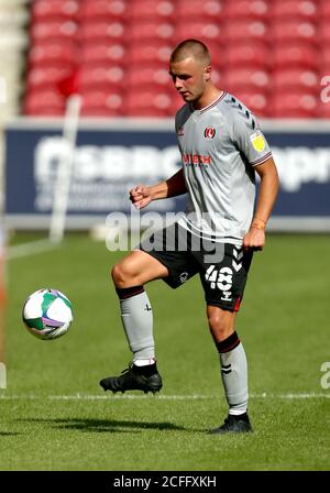 Charlie Barker de Charlton Athletic en action lors du premier match de la Carabao Cup au terrain du comté, Swindon. Banque D'Images