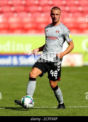 Charlie Barker de Charlton Athletic en action lors du premier match de la Carabao Cup au terrain du comté, Swindon. Banque D'Images