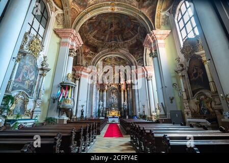 Intérieur de l'église Minorita, une ancienne église catholique au centre de la ville d'Eger, en Hongrie. Banque D'Images