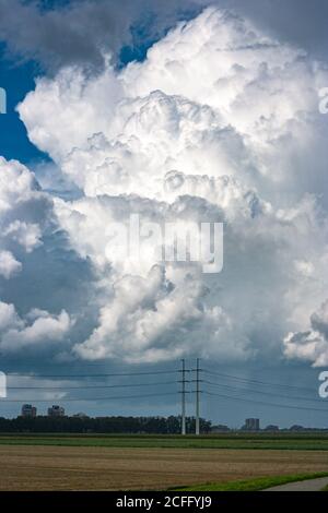 Immense tempête de Cumulonimbus au-dessus du paysage hollandais Banque D'Images