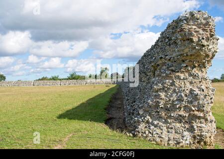 Les ruines du mur du château de Burgh du fort romain. Vue rapprochée de l'extrémité brisée du mur montrant le matériau de construction utilisé. Zone d'herbe à gauche. Ciel bleu ciel nuageux. Banque D'Images