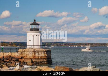 Brise-lames, phare de Portland de Portland, dans le Maine, est situé dans le parc de la ville appelée Bug Light Park. Banque D'Images