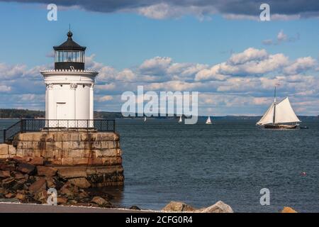 Brise-lames, phare de Portland de Portland, dans le Maine, est situé dans le parc de la ville appelée Bug Light Park. Banque D'Images