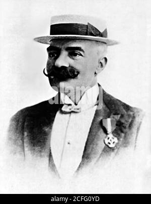 1890 CA, Torino , ITALIE : l'écrivain italien EMILIO SALGARI ( 1863 - 1911 ) avec la décoration de la médaille reçue du roi d'Italie . Portrait par photographe inconnu . - SCRITTORE - letterATURA PER RAGAZZI - littérature - suicida - suicide - chicanes - moustache - Sandokan - SCRITTORE - LETTERATO - LITTÉRATURE - LETTERATURA - collier - colletto - cravate - cravatta - paillon - chapeau - paglietta - cappello -- Archivio GBB Banque D'Images