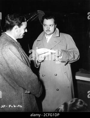 NORMAN FOSTER et ORSON WELLES sur le lieu de tournage ont fait le candid pendant le tournage De VOYAGE DANS PEUR 1943 directeur NORMAN FOSTER et ORSON ROMAN DE WELLES Eric Ambler scénario Orson Welles et Joseph Cotten producteur Orson Welles RKO radio photos Banque D'Images