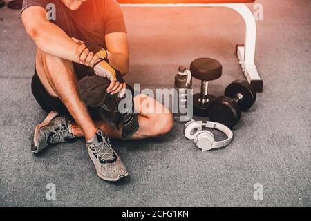 musculeux caucasien jeune homme prenant une pause se détendre après l'entraînement pour une bonne santé dans la salle de fitness. sport exercice concept Banque D'Images