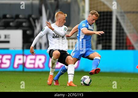 DERBY, ANGLETERRE. 5 SEPTEMBRE Scott Wilson de Barrow bataille avec Louie Sibley du comté de Derby pendant le match de la Carabao Cup entre le comté de Derby et Barrow au Pride Park, Derby (Credit: Jon Hobley | MI News) Credit: MI News & Sport /Alay Live News Banque D'Images