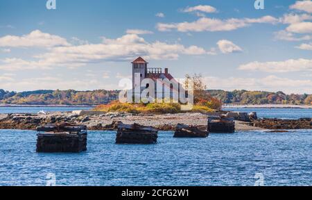 Abandonnèrent les quartiers de Keeper au phare de Whalebback Ledge, du côté Maine de la rivière Piscataqua, à l'entrée du port de Portsmouth. Banque D'Images