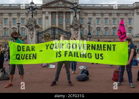Londres, Royaume-Uni. 5 septembre 2020. Extinction la rébellion proteste devant les portes de Buckingham Palace pour attirer l'attention sur l'absence d'action gouvernementale en matière d'environnement. Penelope Barritt/Alamy Live News Banque D'Images