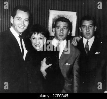 Vers 1965 - Londres, Angleterre, Royaume-Uni - les jumeaux Kray (gangsters East End), RONALD et REGINALD, ont une visite de la chanteuse JUDY GARLAND et son mari MARK HERRON, à gauche. (Credit image: © Keystone Press Agency/Keystone USA via ZUMAPRESS.com) Banque D'Images