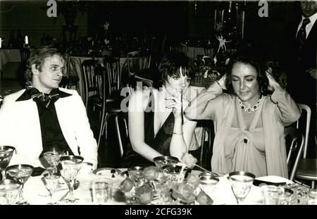 11 avril 1976 - New York, New York, États-Unis - MIKHAIL BARYSHNIKOV, à gauche, LIZA MINNELLI, au centre, et ELIZABETH TAYLOR, qui la rafles, bavarde à une table lors d'un parti donné par l'ambassadeur iranien A. Zahedi (Credit image: © Keystone Pictures USA/ZUMAPRESS.com) Banque D'Images