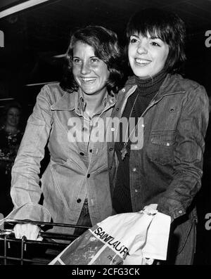 06 juin 1973 - Londres, Angleterre, Royaume-Uni - hier, les sœurs Garland ont été les vedettes de l'aéroport Heathrow de Londres. LORNA LUFT, à gauche, une chanteuse de 20 ans a pris l'avion d'Amérique et sa grande sœur LIZA MINNELLI, une belle-sœur superstar de 27 ans, était là pour la saluer avec un grand plaisir. Liza et Lorna sont de bonne humeur lorsqu'ils se sont rencontrés hier à l'aéroport de Heathrow. (Credit image: © Keystone Press Agency/Keystone USA via ZUMAPRESS.com) Banque D'Images