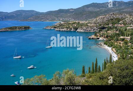 Yachts amarrés dans la baie de Kalamitsi avec le village d'Kardamiyli Messënie dans l'arrière-plan, Mani, Sud du Péloponnèse, Grèce. Banque D'Images