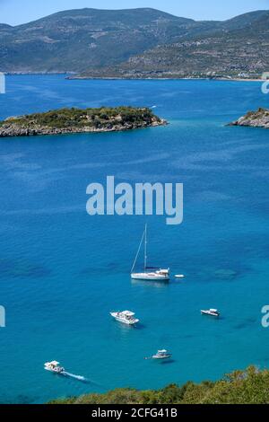 Yachts amarrés dans la baie de Kalamitsi près du village de Kardamiyli, Mani Messinian, Péloponnèse du Sud, Grèce. Banque D'Images